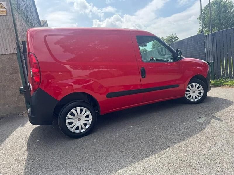 Used Fiat Doblò 90 HP (66 kW) 2013 Red MPV