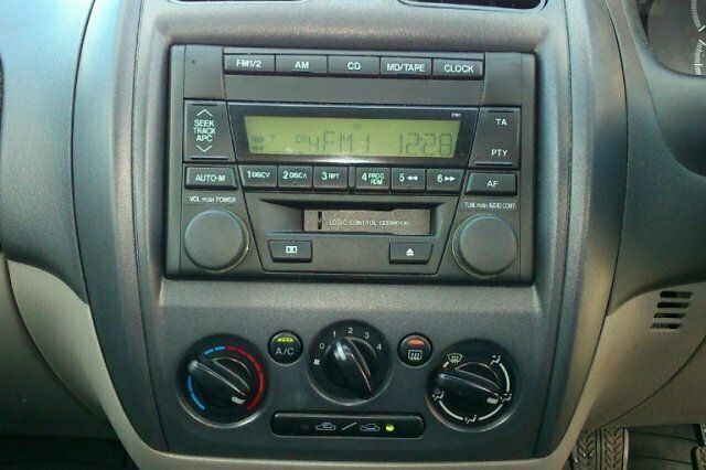 Begagnad Mazda 323 2003 Halvkombi