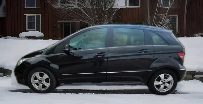 Black Used 2011 Mercedes B160 MPV | £1,790 (Fair price) - Image 1/4