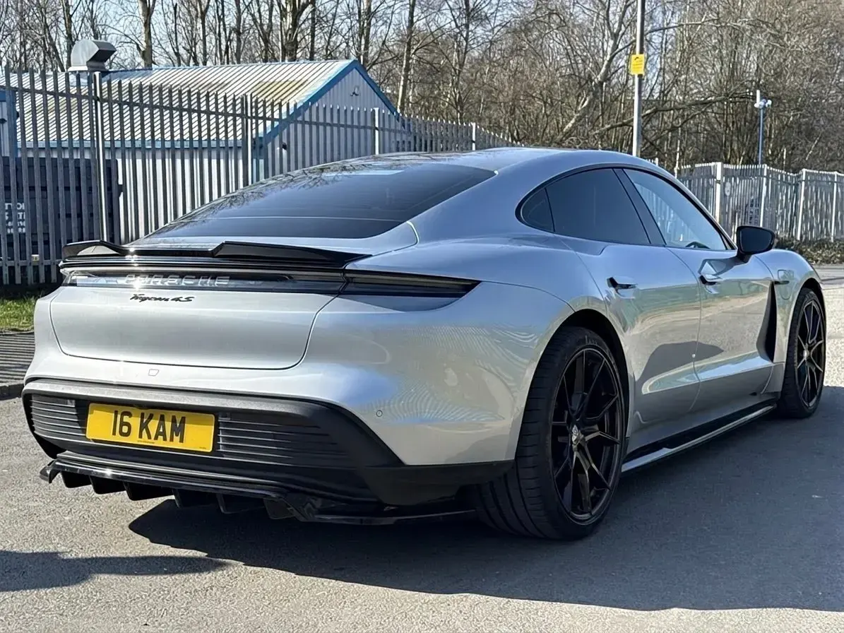 Begagnad Porsche Taycan 339 kW (462 HK) 2024 Silver Sedan