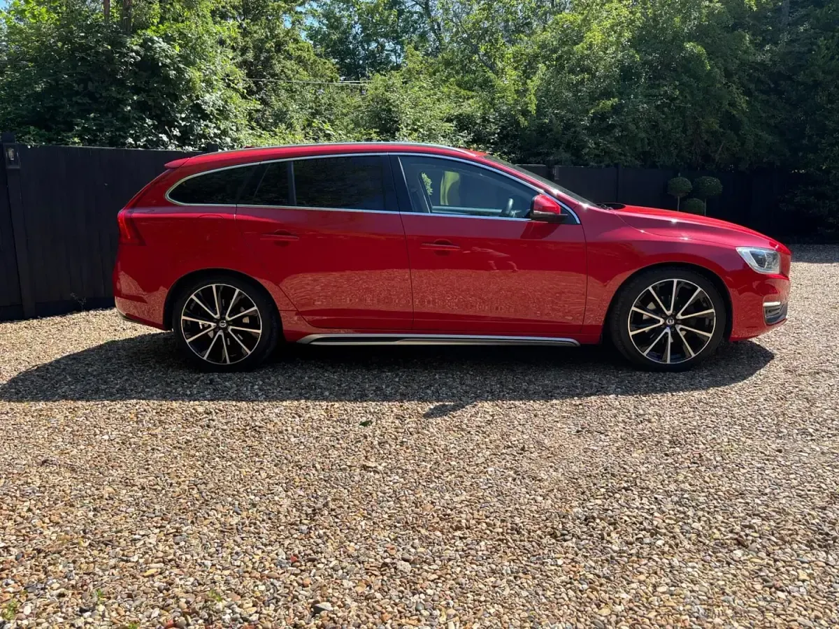 Used Volvo V60 SE Lux 190 HP (139 kW) 2016 Red Estate