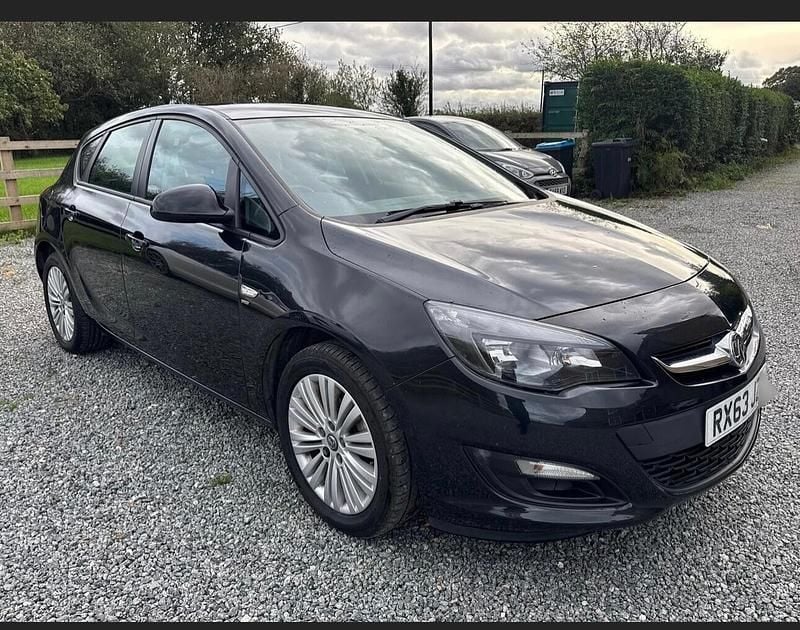 Black Used 2013 Vauxhall Astra Hatchback | £3,395 (A bit pricey) - Image 1/4