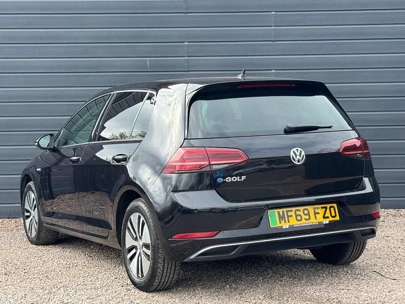 Begagnad VW e-Golf 99 kW (135 HK) 2019 Svart Halvkombi