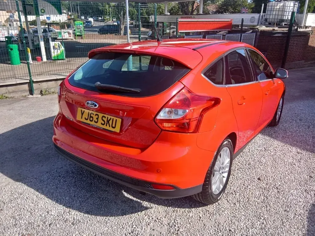 Used Ford Focus Titanium 125 HP (91 kW) 2013 Red Hatchback