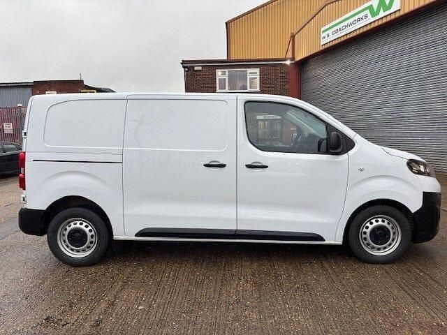 Used Vauxhall Vivaro 100 HP (73 kW) 2023 White MPV