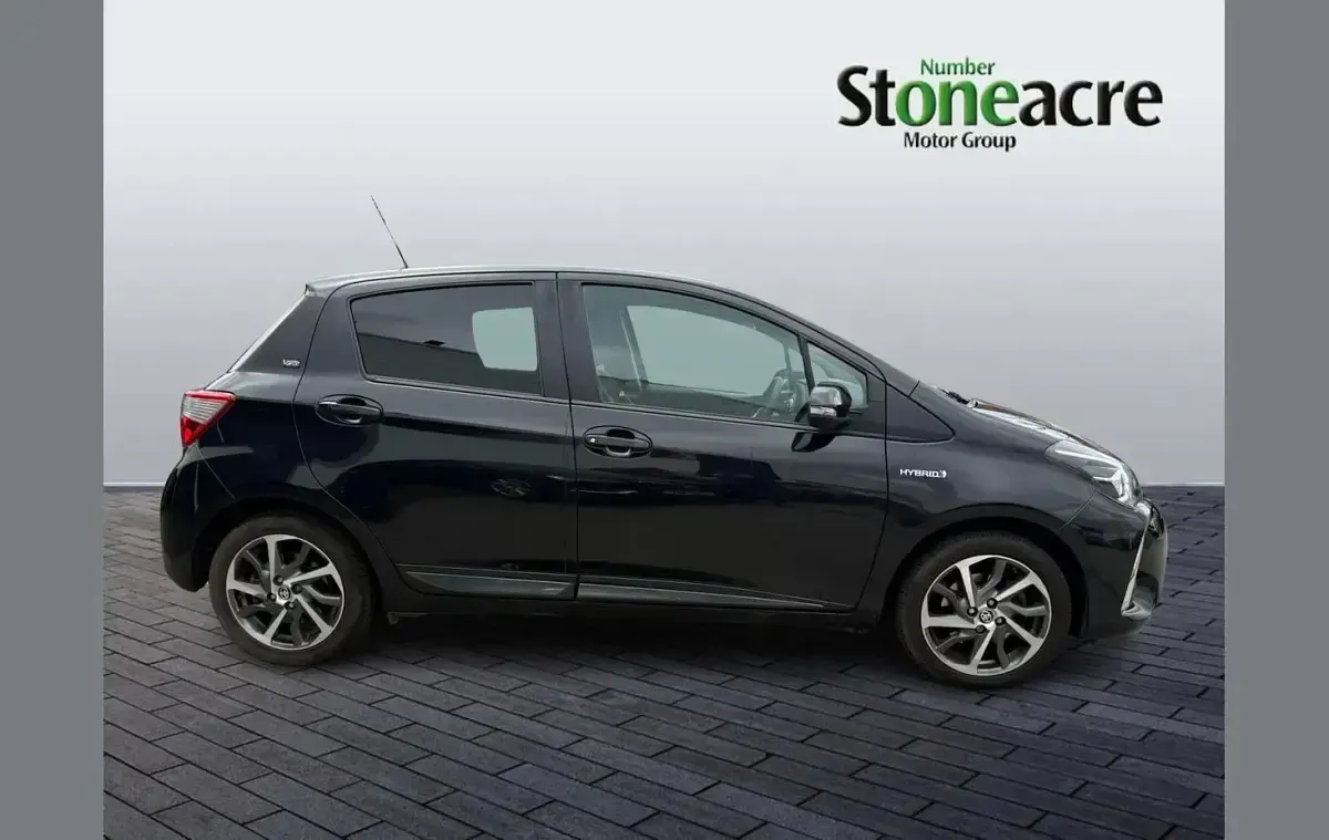 Second-hand Toyota Yaris Hybrid 99 CP (72 kW) 2020 Negru Hatchback