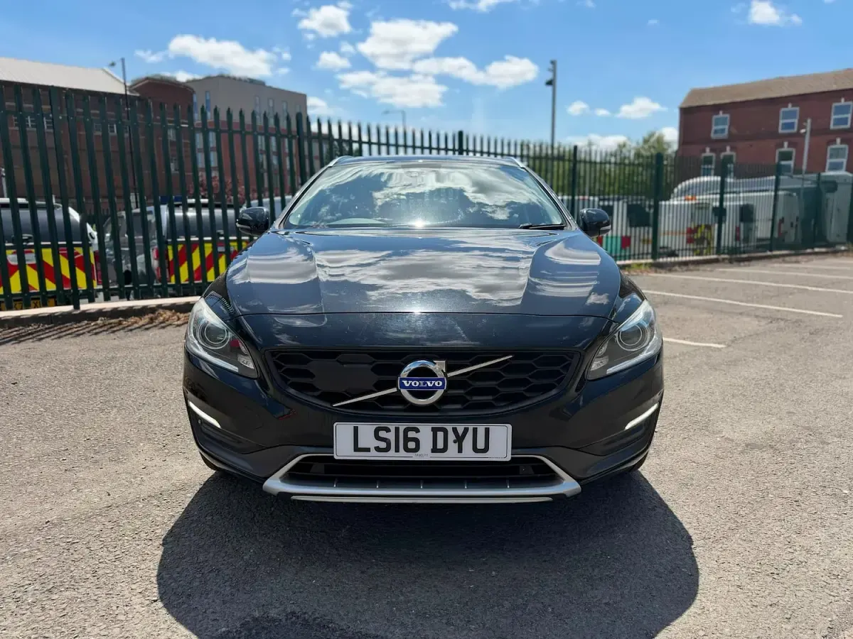 Used Volvo V60 CC 190 HP (139 kW) 2016 Black Estate