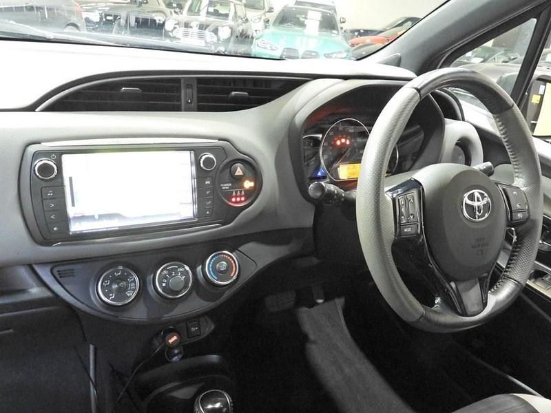 Used Toyota Yaris Multidrive S 99 HP (72 kW) 2017 White Hatchback