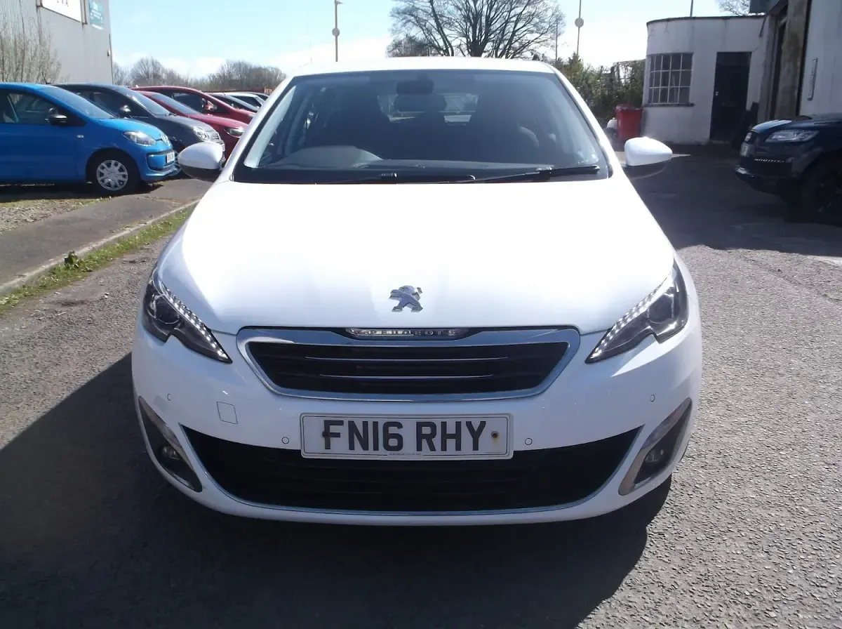 Used Peugeot 308 Allure 120 HP (88 kW) 2016 White Hatchback