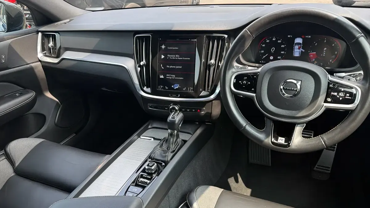 Used Volvo V60 R-Design Pro 190 HP (139 kW) 2019 Blue Estate
