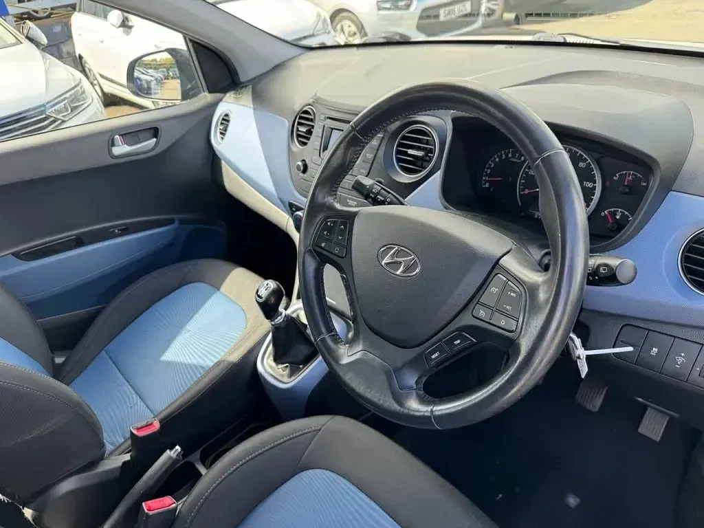 Käytetty Hyundai i10 Edition 67 HP (49 kW) 2015 Musta Viistoperä