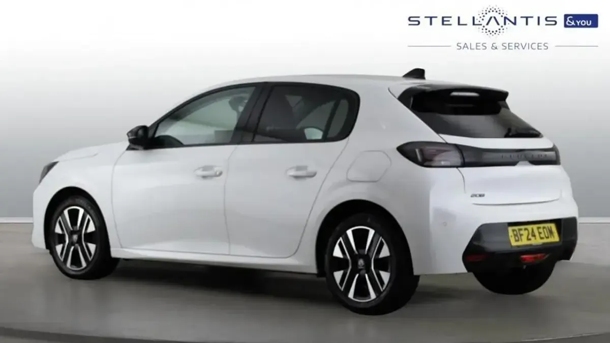 Used Peugeot 208 Allure 99 HP (72 kW) 2024 White Hatchback