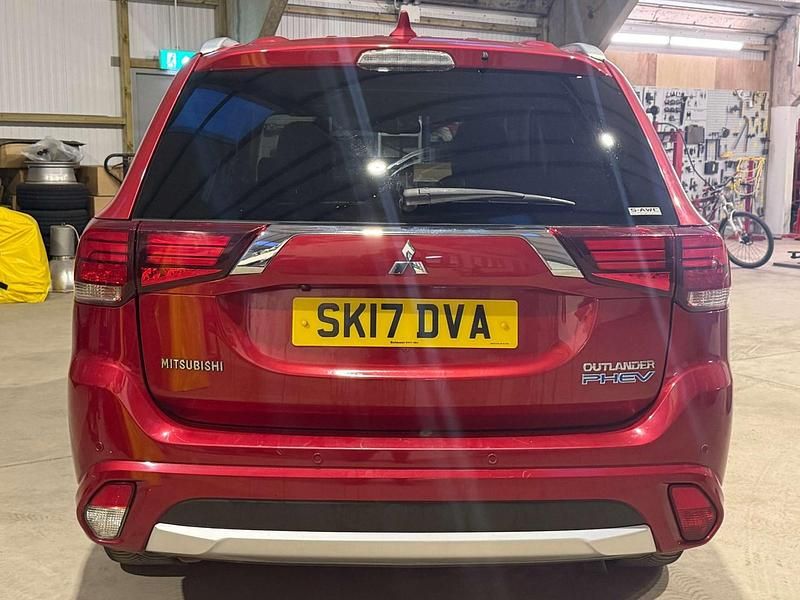 Used Mitsubishi Outlander 200 HP (147 kW) 2017 Red SUV
