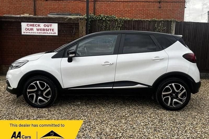 Used Renault Captur Iconic 90 HP (66 kW) 2019 White/black SUV