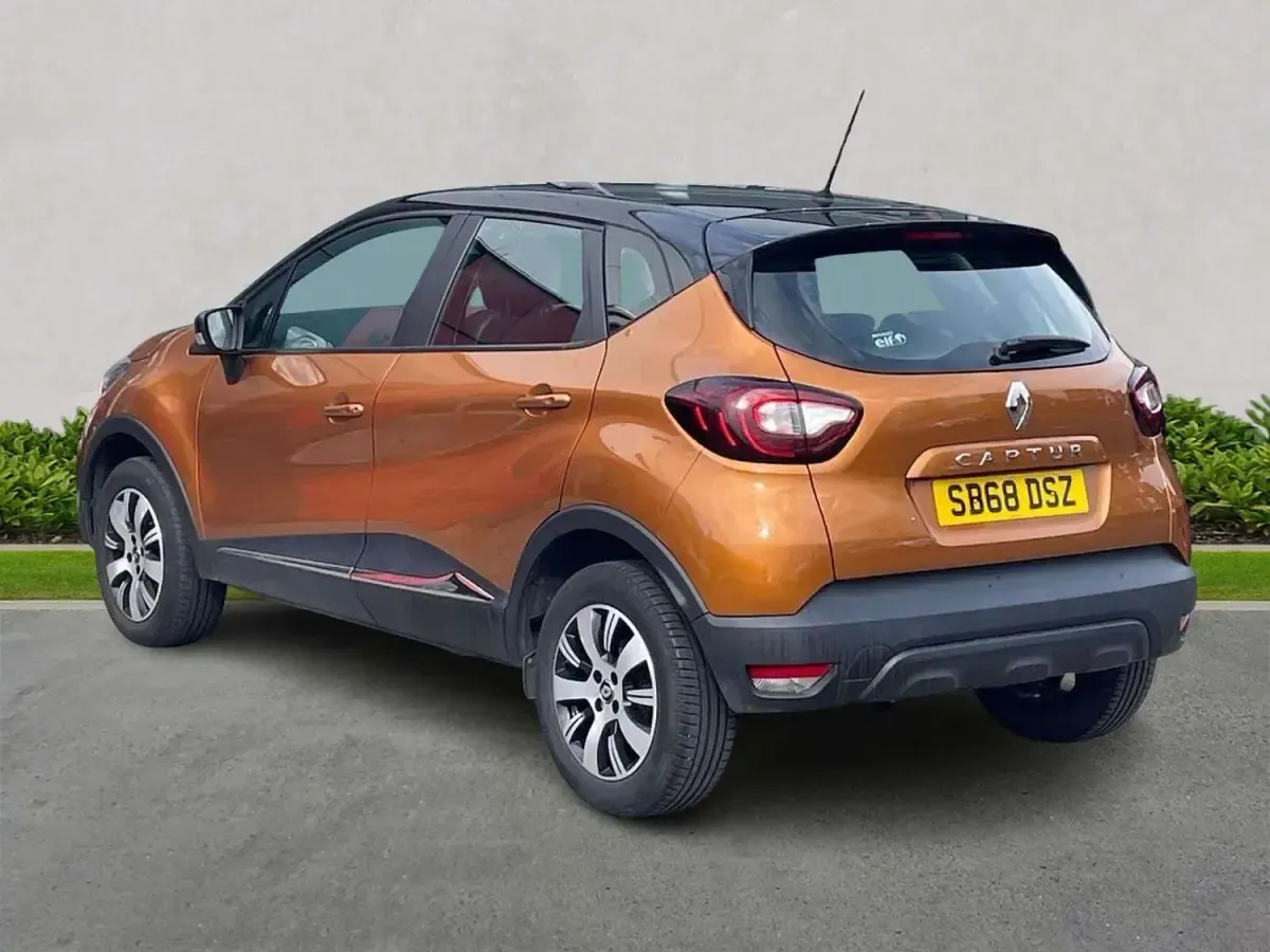 Used Renault Captur Play 90 HP (66 kW) 2018 Orange/black SUV