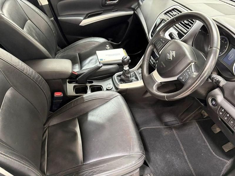 Used Suzuki SX4 SZ5 140 HP (102 kW) 2017 White Hatchback