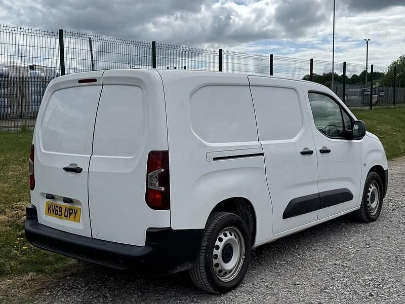 Second-hand Vauxhall Combo Edition 100 CP (73 kW) 2019 Alb Monovolum