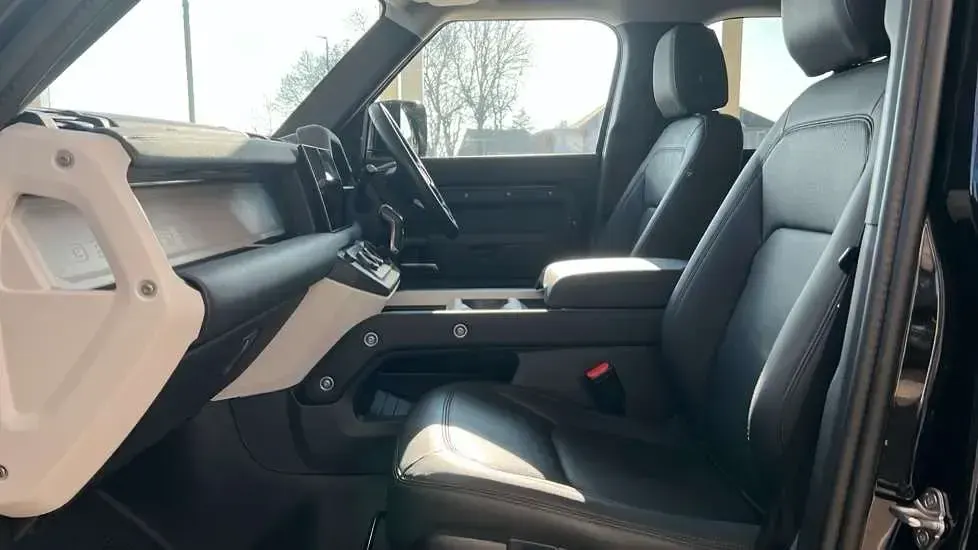 Używany Land Rover Defender S 250 KM (183 kW) 2024 Czarny SUV