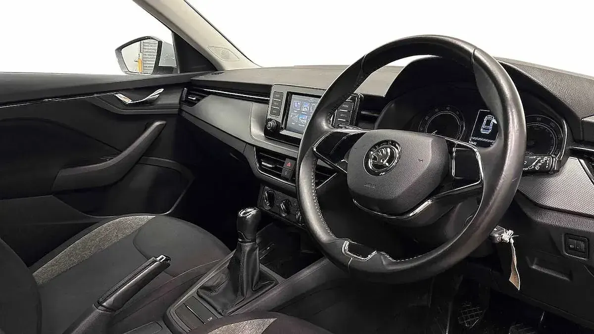 Used Skoda Kamiq 94 HP (69 kW) 2021 Moon white metallic SUV