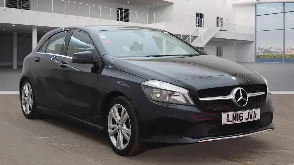 Begagnad Mercedes A180 2016 Svart Halvkombi