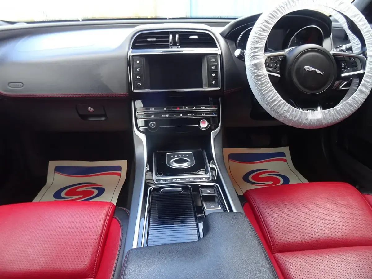 Usado Jaguar XE R-Sport 250 HP (183 kW) 2018 Cinzento Sedan