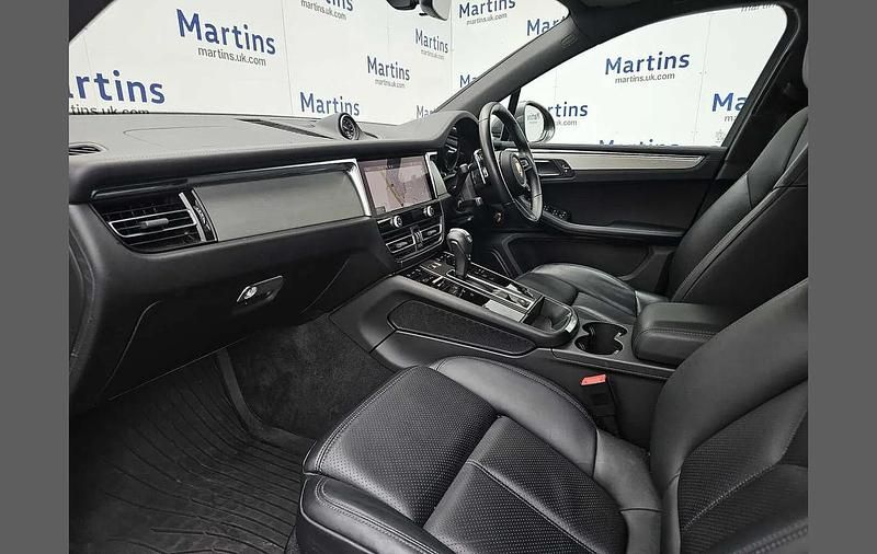 Used Porsche Macan 261 HP (191 kW) 2024 Black SUV