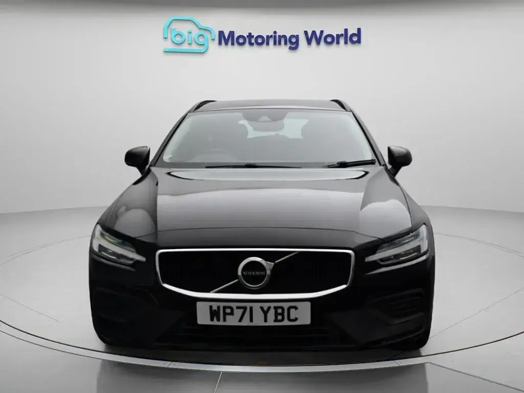 Used Volvo V60 Momentum 197 HP (144 kW) 2022 Black Estate