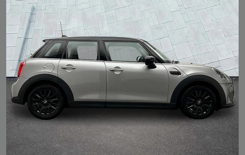 Używany Mini Cooper Classic 134 KM (98 kW) 2022 Srebrny Hatchback