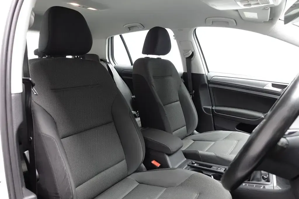 Używany VW Golf VII SE 125 KM (91 kW) 2017 Biały Hatchback