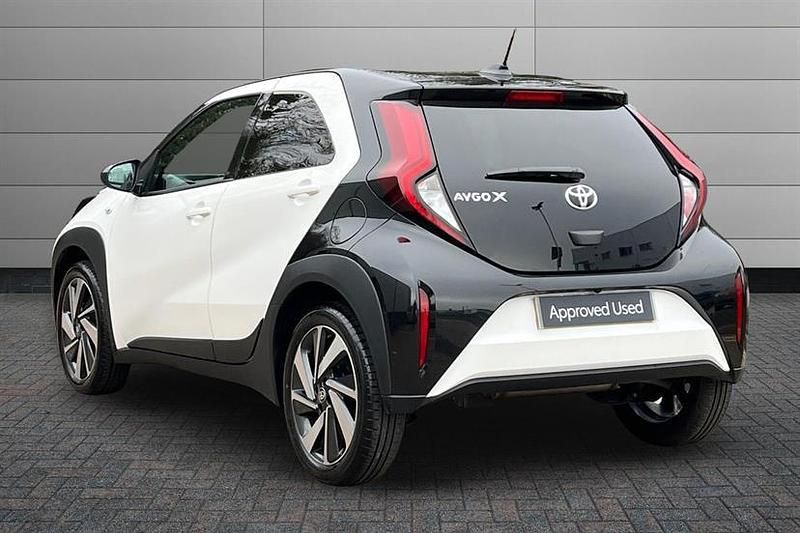 Used Toyota Aygo X 72 HP (52 kW) 2025 Pure white with black SUV