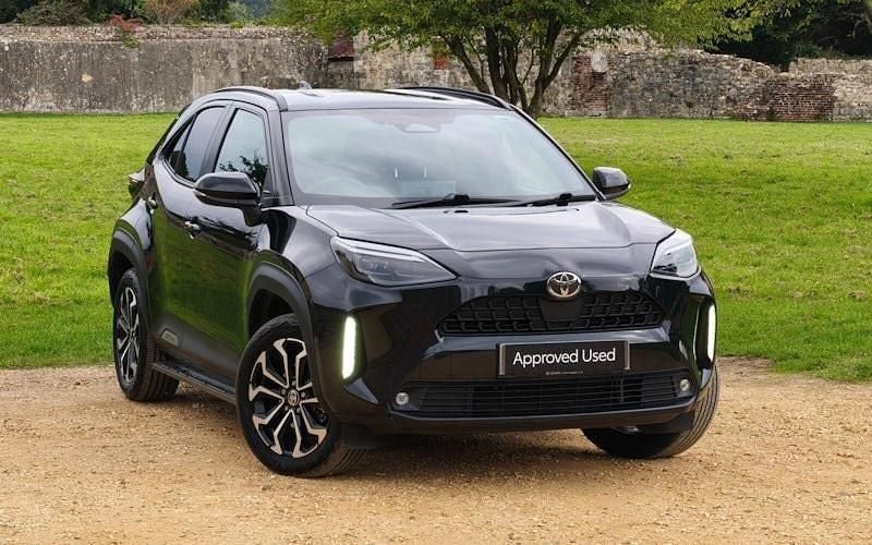 Used 2025 Toyota Yaris Hybrid Design Estate | £23,292 (Fair price) - Image 1/2