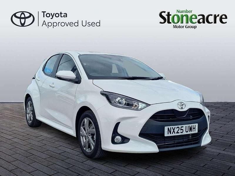 White Used 2025 Toyota Yaris Hybrid Hatchback | £18,950 (Good price) - Image 1/2