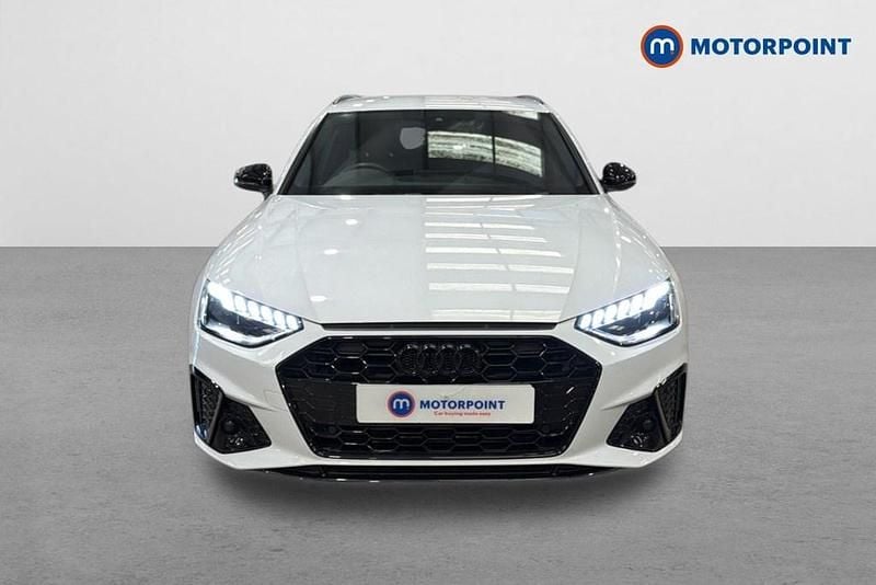 Begagnad Audi A4 Black Edition 2023 Vit Kombi