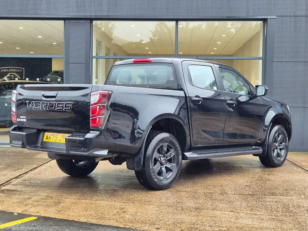 New Isuzu D-Max 163 HP (119 kW) 2025 Onyx black Pickup