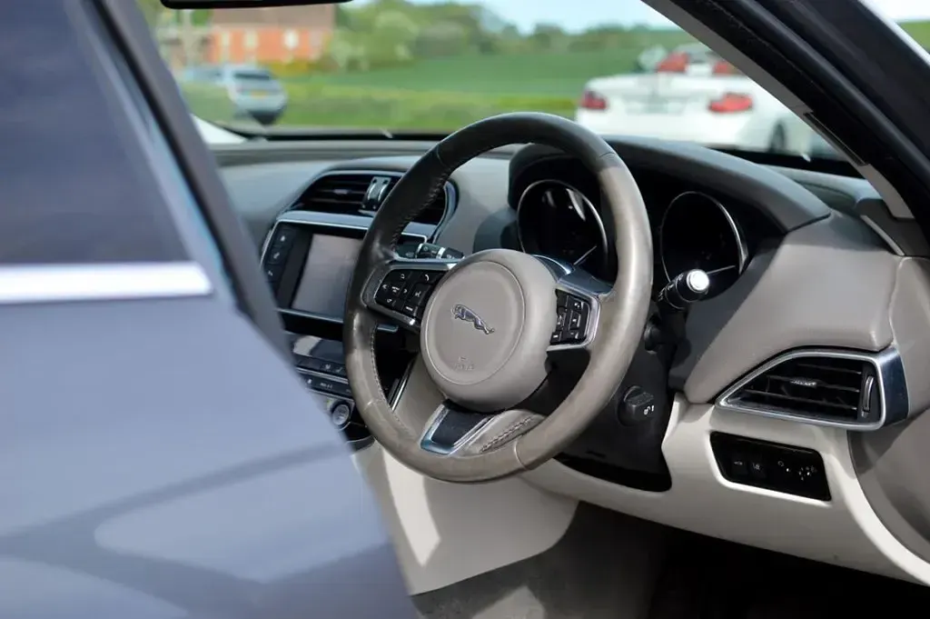 Używany Jaguar XE Prestige 250 KM (183 kW) 2018 Szary Sedan/Limuzyna