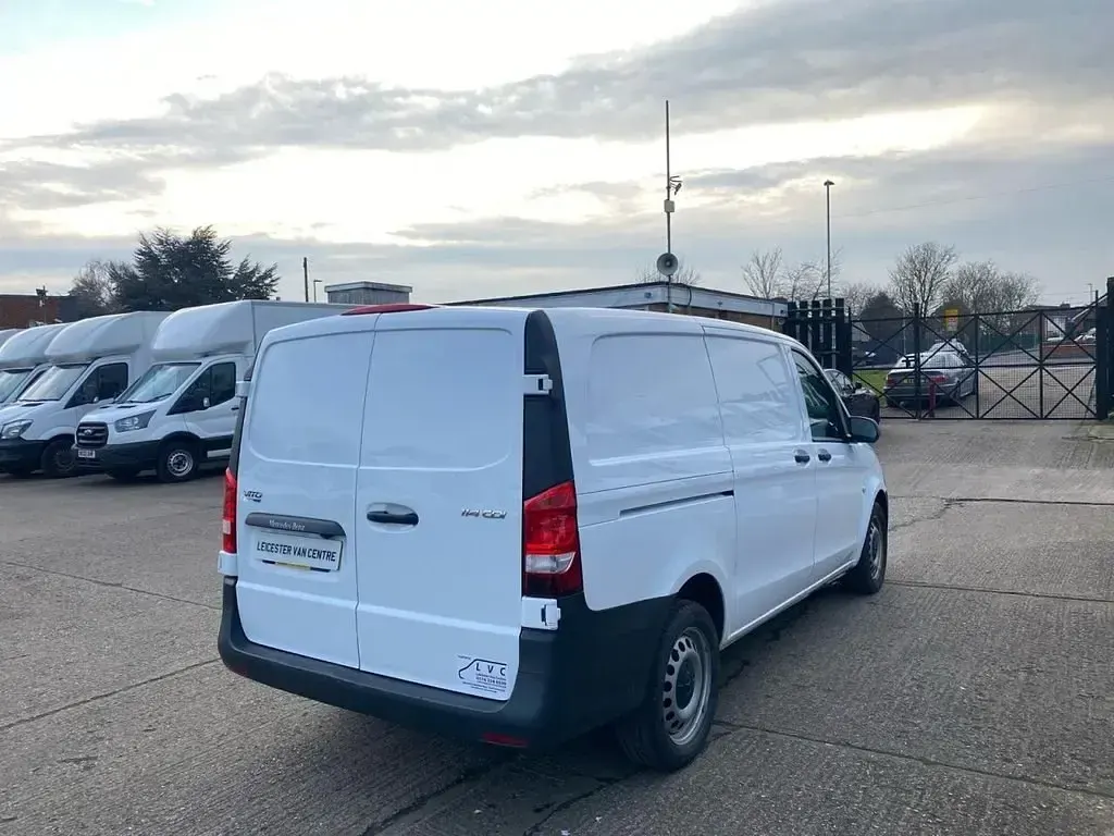 Usado Mercedes Vito Progressive 160 HP (117 kW) 2021 Branco Van