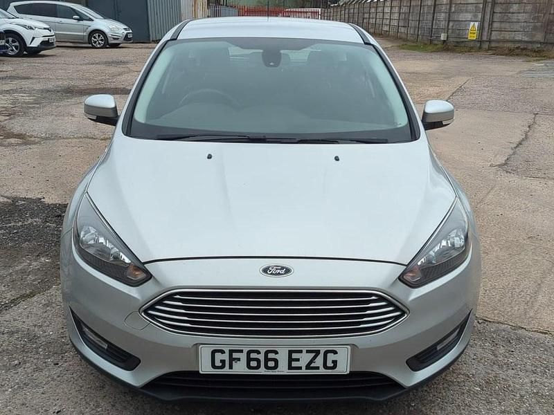 Begagnad Ford Focus Zetec 2016 Silver Halvkombi