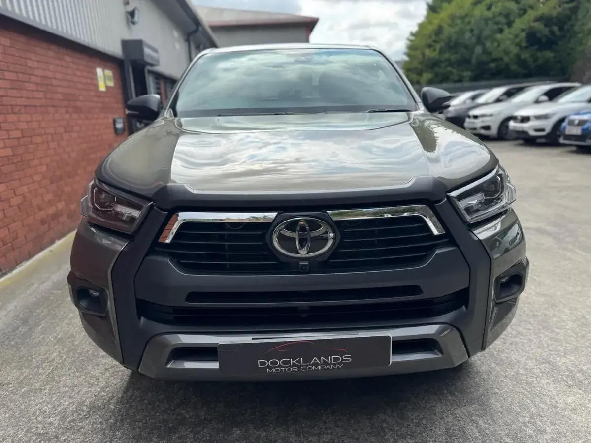 Used Toyota HiLux 204 HP (150 kW) 2025 Bronze Pickup