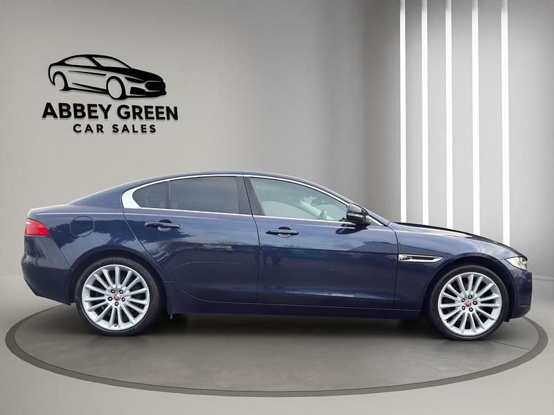 Begagnad Jaguar XE Portfolio 180 HK (132 kW) 2017 Blå Sedan