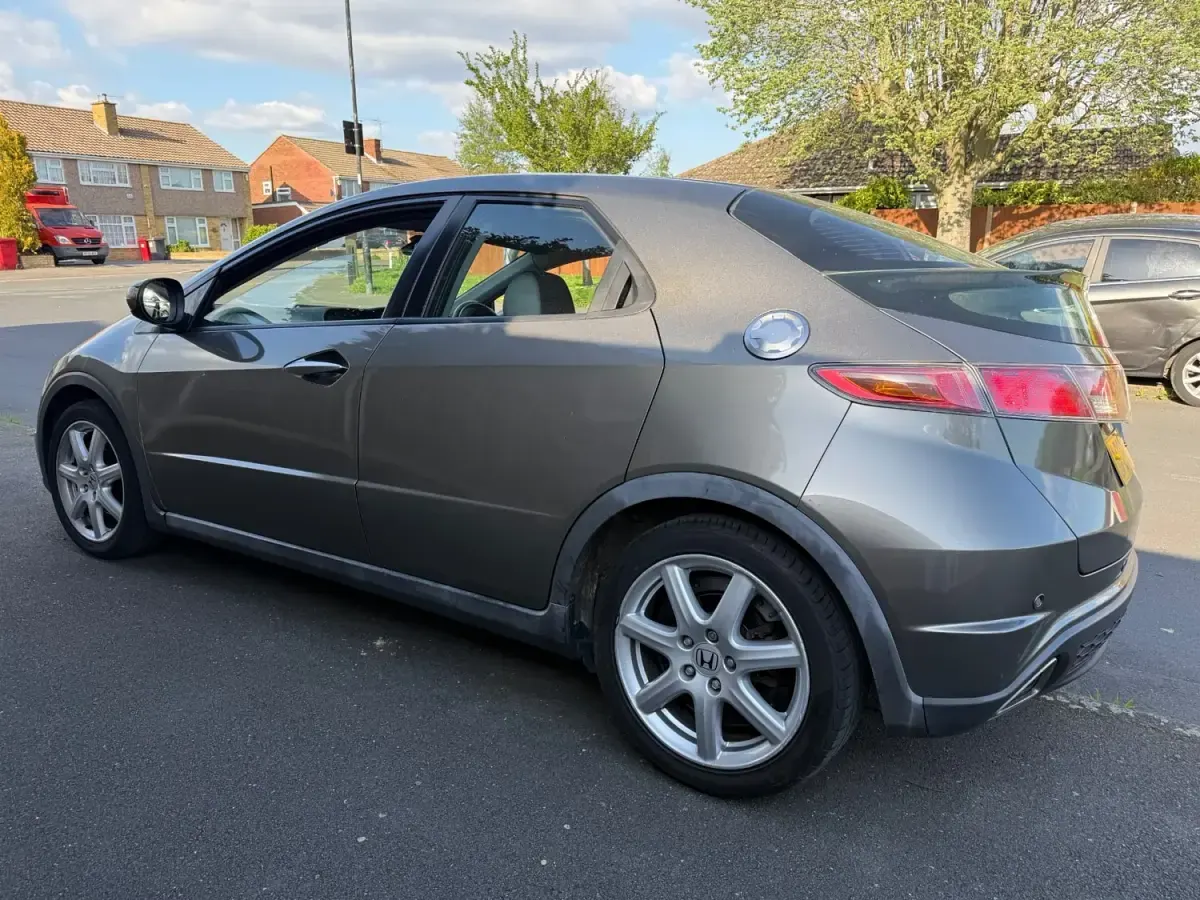 Begagnad Honda Civic EX 138 HK (101 kW) 2008 Grå Halvkombi