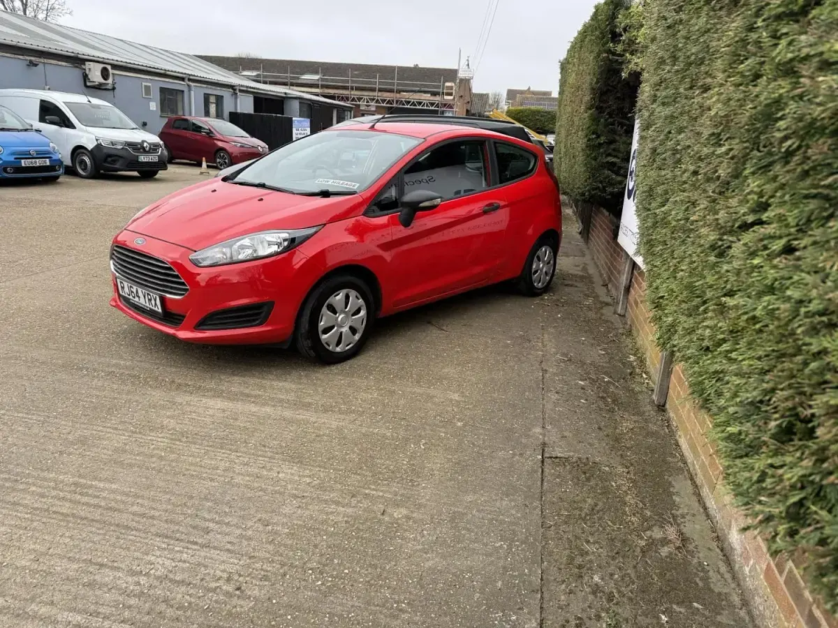 Used Ford Fiesta Studio 82 HP (60 kW) 2015 Red Hatchback