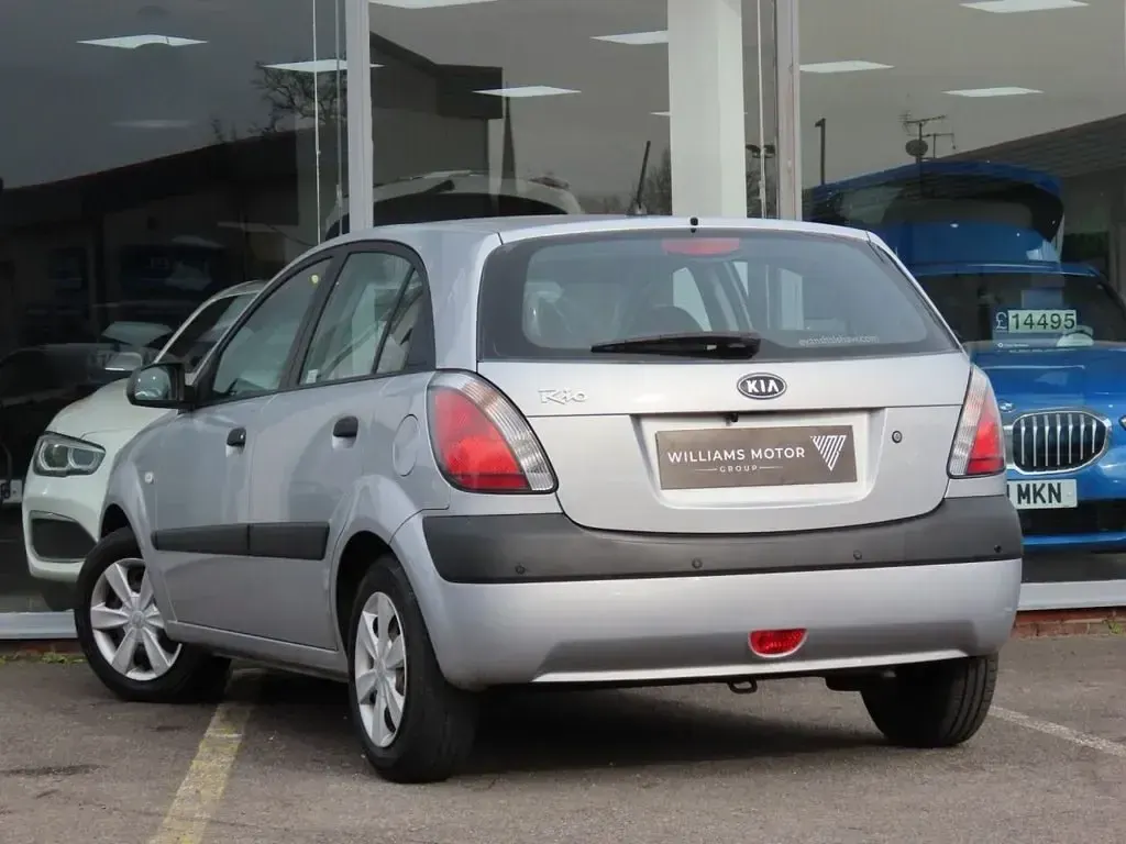 Begagnad Kia Rio 97 HK (71 kW) 2006 Silver Halvkombi