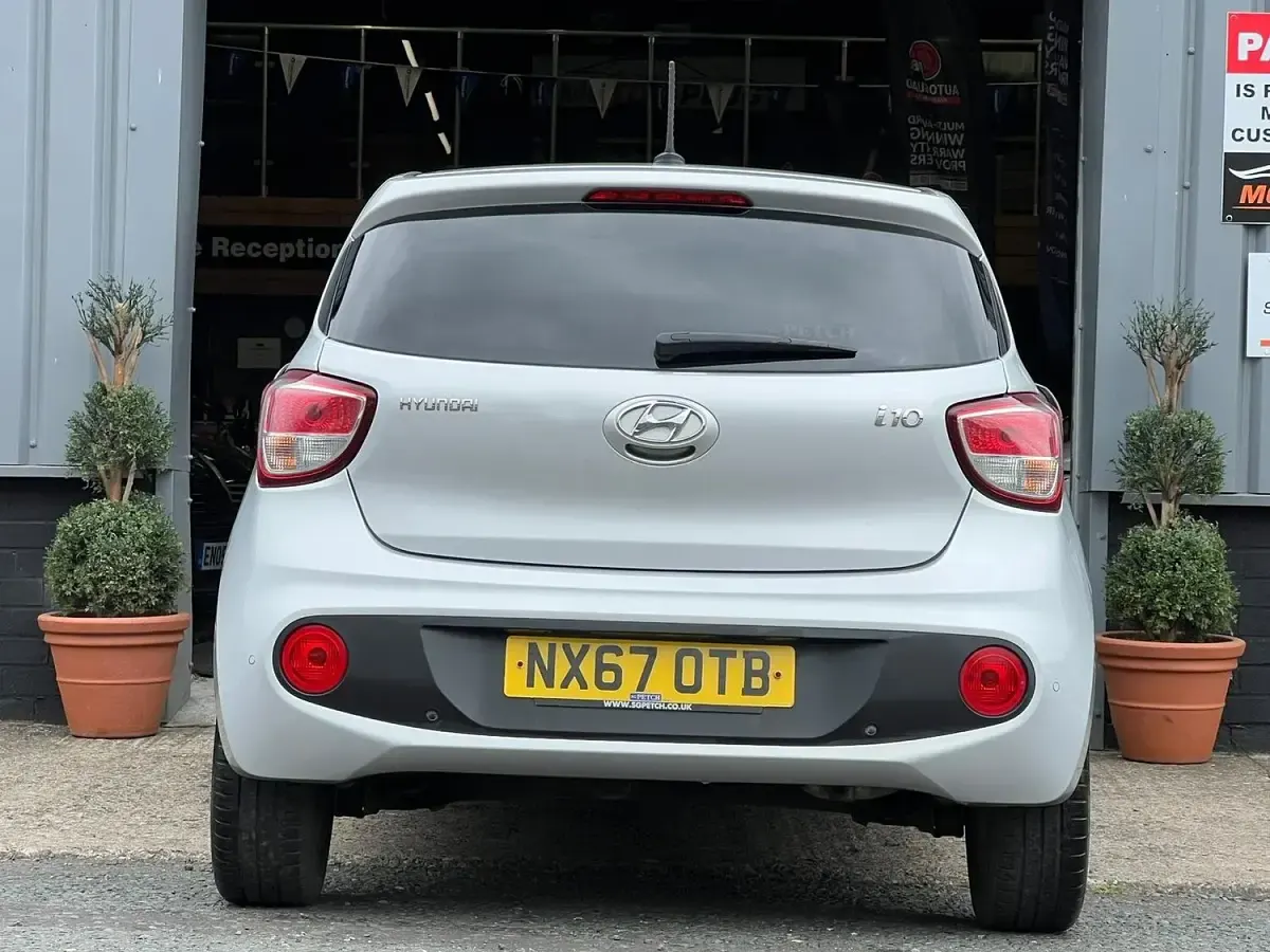 Used Hyundai i10 Premium SE 87 HP (63 kW) 2017 Silver Hatchback