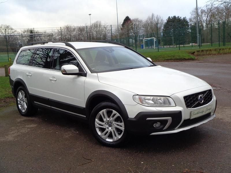 Premium crystal white metallic Used 2015 Volvo XC70 SE Estate | £14,995 (Fair price) - Image 1/4