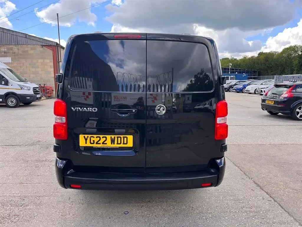 Second-hand Vauxhall Vivaro Sportive 150 CP (110 kW) 2022 Negru Monovolum