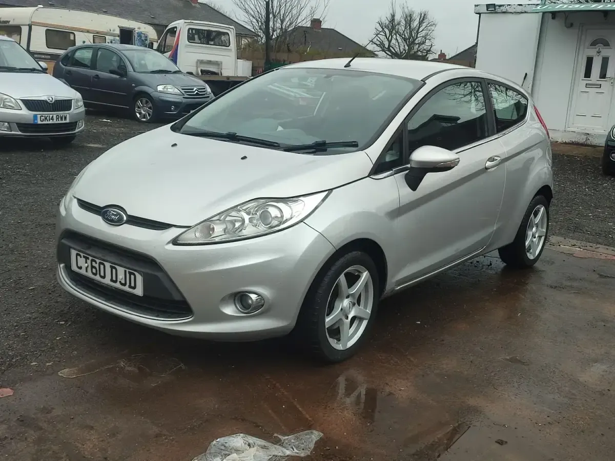 Begagnad Ford Fiesta Zetec 2010 Silver Halvkombi