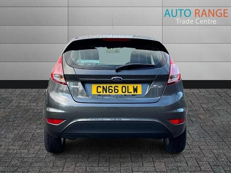 Usado Ford Fiesta Zetec 100 HP (73 kW) 2016 Cinzento Citadino