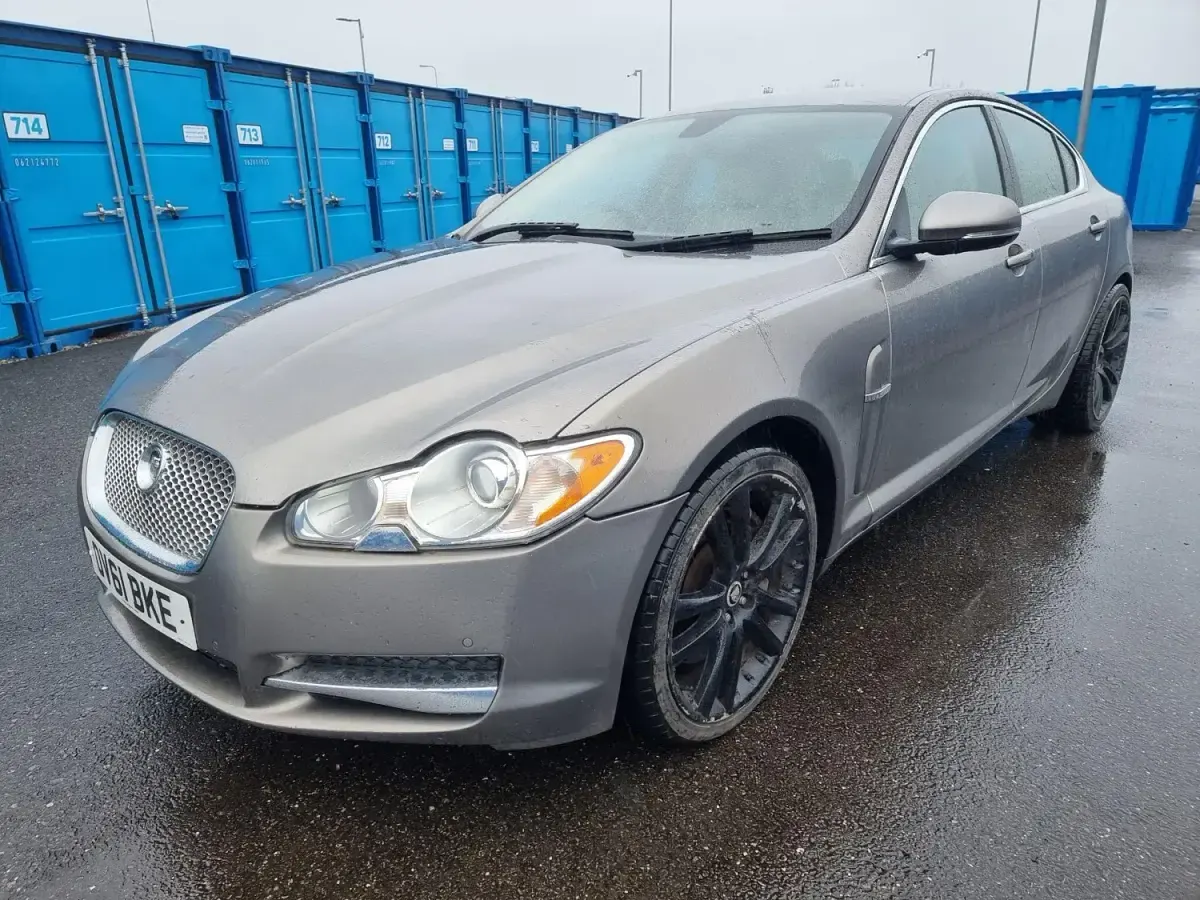 Usado Jaguar XF Premium Luxury 275 HP (202 kW) 2011 Cinzento Sedan