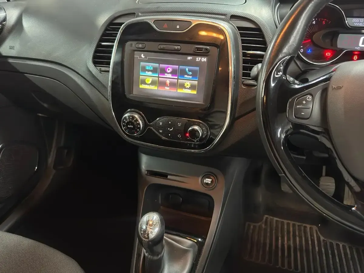 Used Renault Captur Dynamique 90 HP (66 kW) 2016 Cream/black SUV