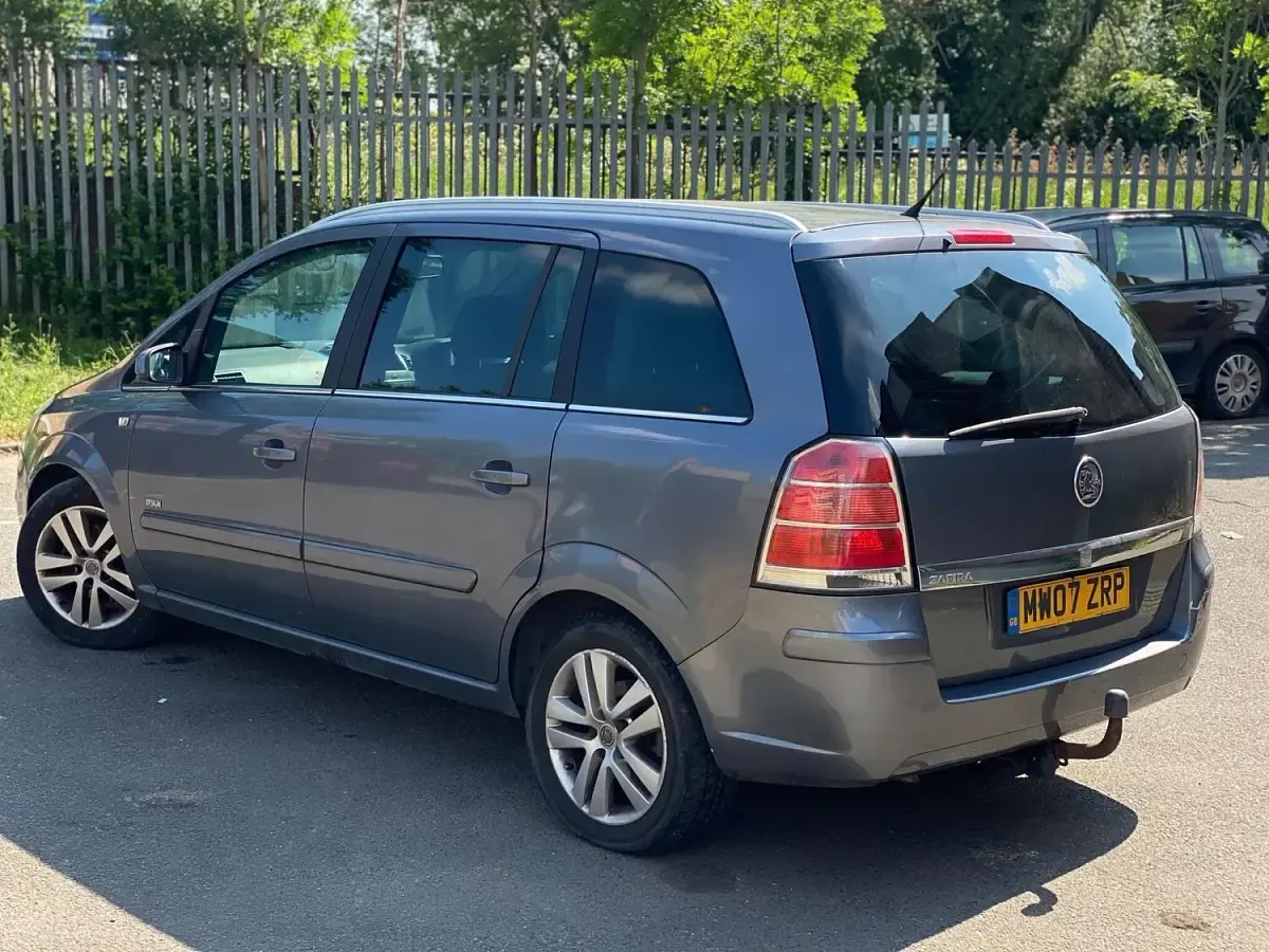Begagnad Vauxhall Zafira Design Edition 140 HK (102 kW) 2007 Grå Minibuss